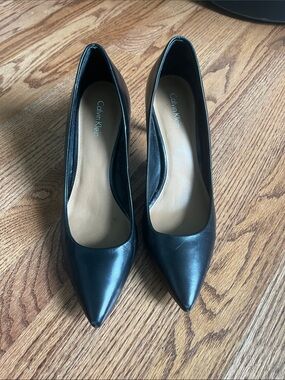 Calvin Klein Black Pointed-Toe Leather Pumps - Classic Heel